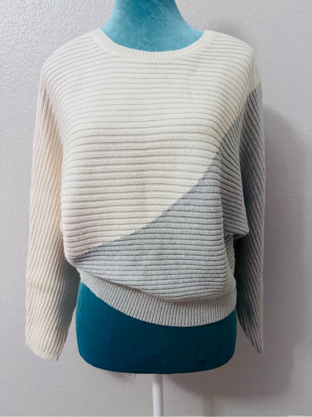 Express Colorblock Ribbed Crewneck Sweater - Cream & Light Gray
